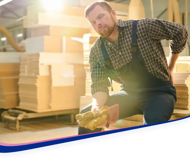 Derekát fájlaló férfi.